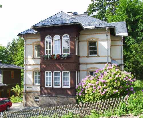 Villa im Sommer